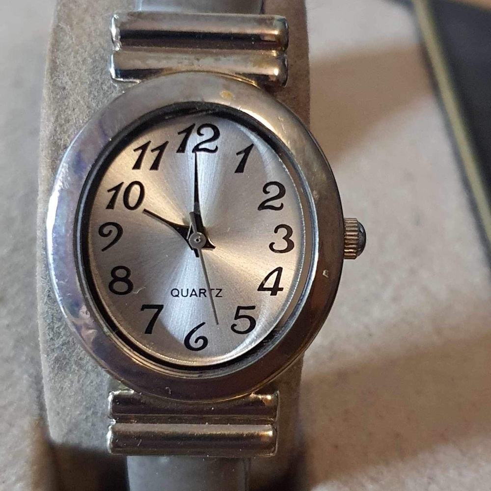 🦋10/$20🦋 GEN851 Silver/Grey Leather Wrapped Women's Cuff Watch